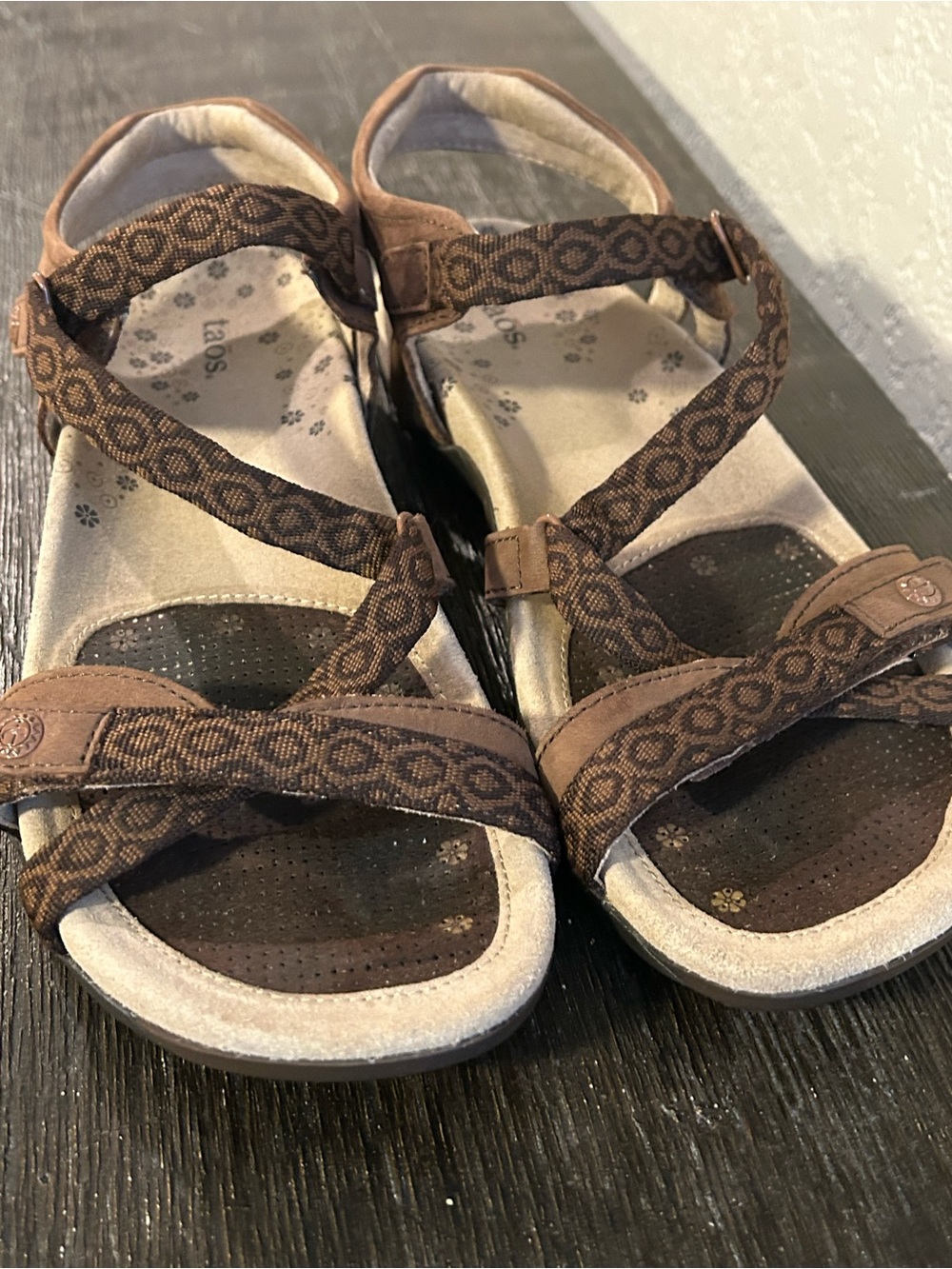Taos Women's Size 10 Brown Patterned Strappy Comfort Sandals Boho Hiking Travel - Picture 2 of 9
